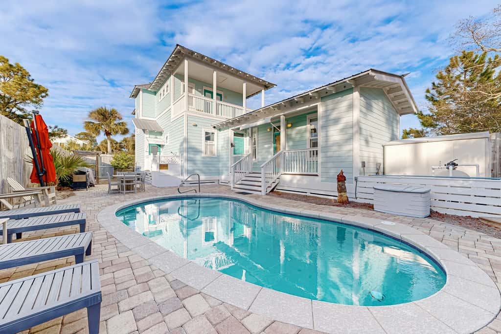 Spacious Home with Private Pool, dog-friendly, 2 Blocks to Beach