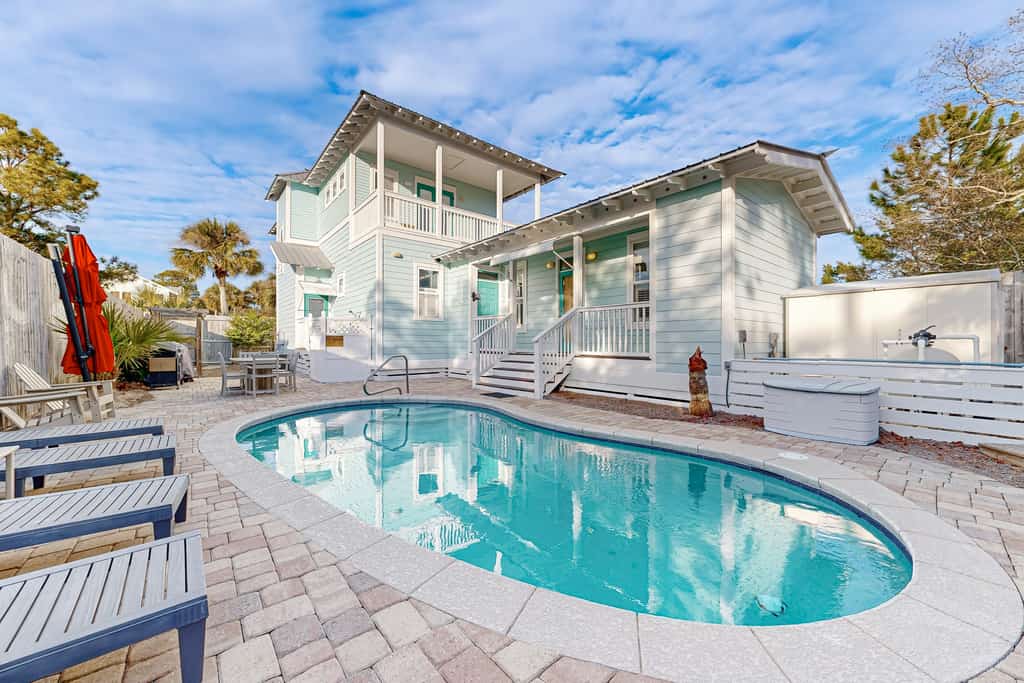 Spacious Home with Private Pool, dog-friendly, 2 Blocks to Beach