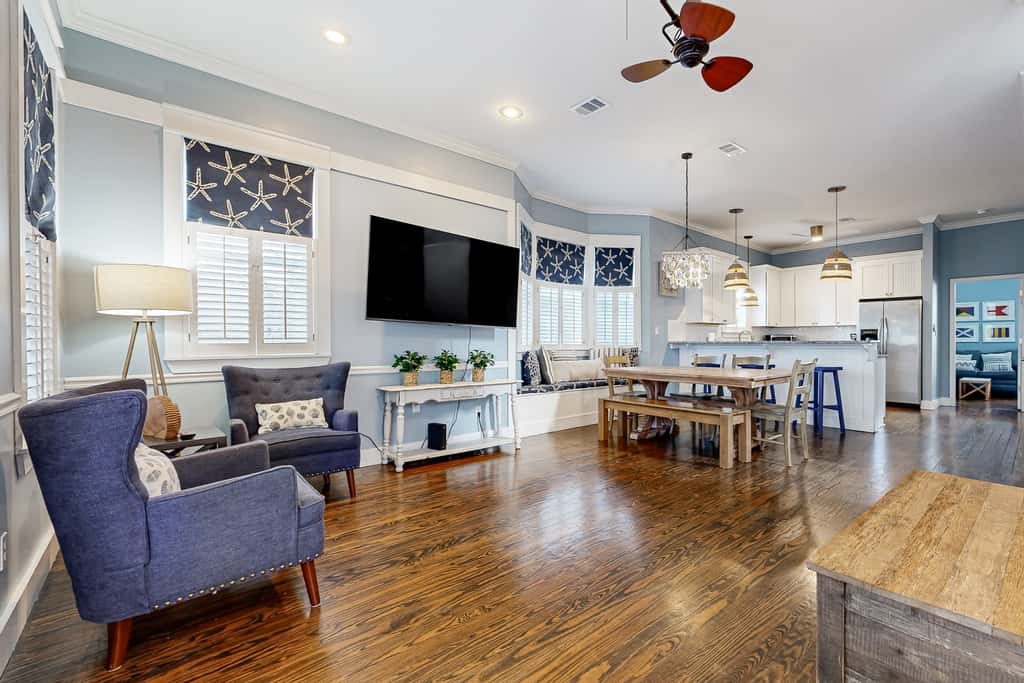 Spacious Home with Private Pool, dog-friendly, 2 Blocks to Beach