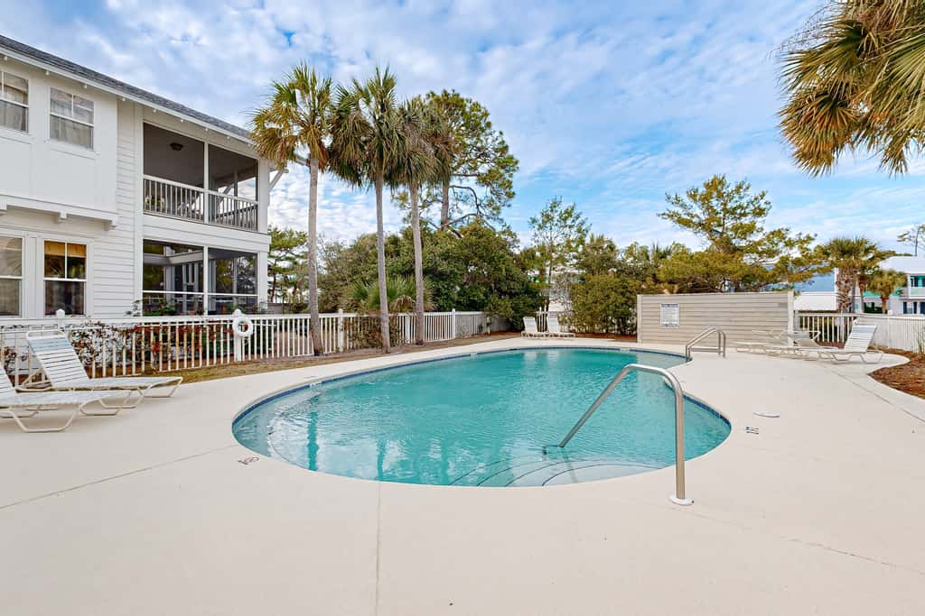 Spacious Home with Private Pool, dog-friendly, 2 Blocks to Beach