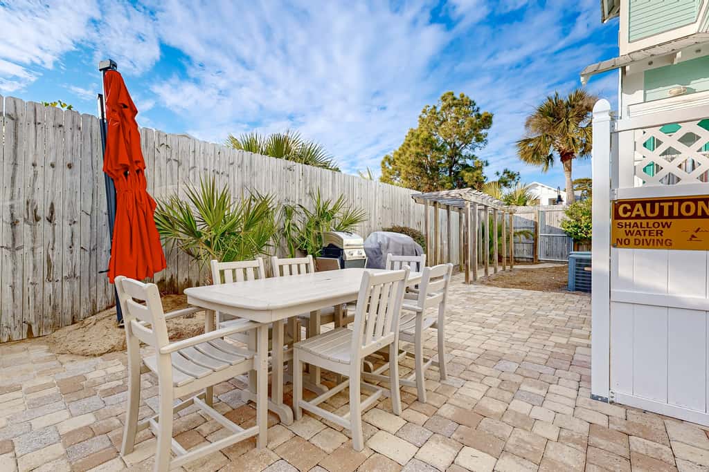 Spacious Home with Private Pool, dog-friendly, 2 Blocks to Beach
