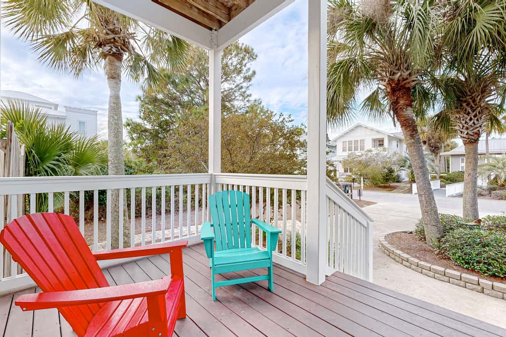 Spacious Home with Private Pool, dog-friendly, 2 Blocks to Beach