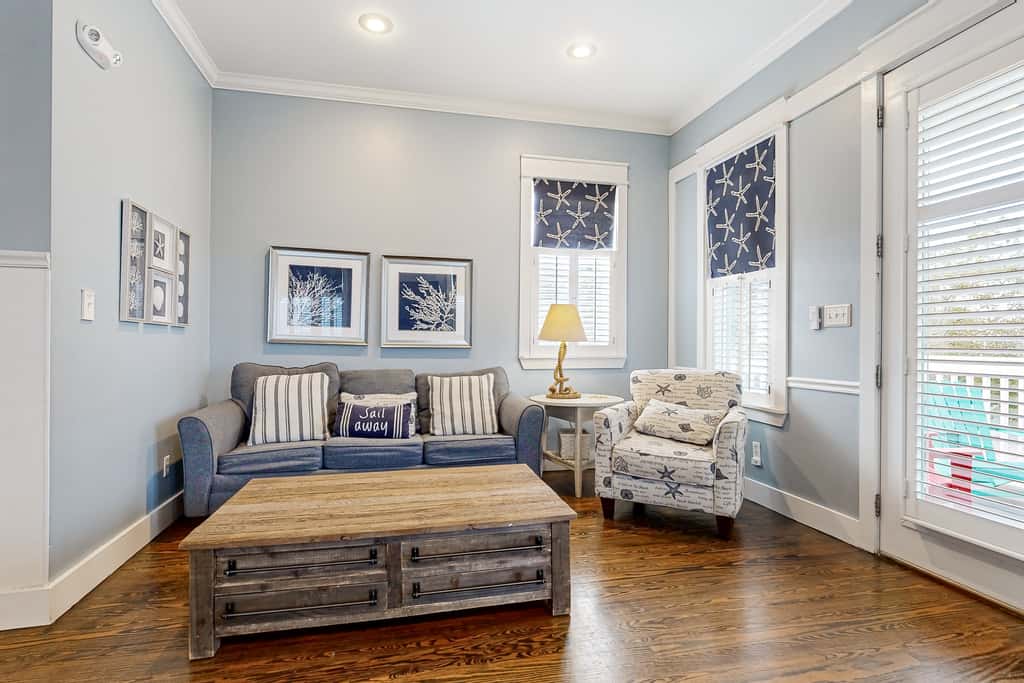Spacious Home with Private Pool, dog-friendly, 2 Blocks to Beach