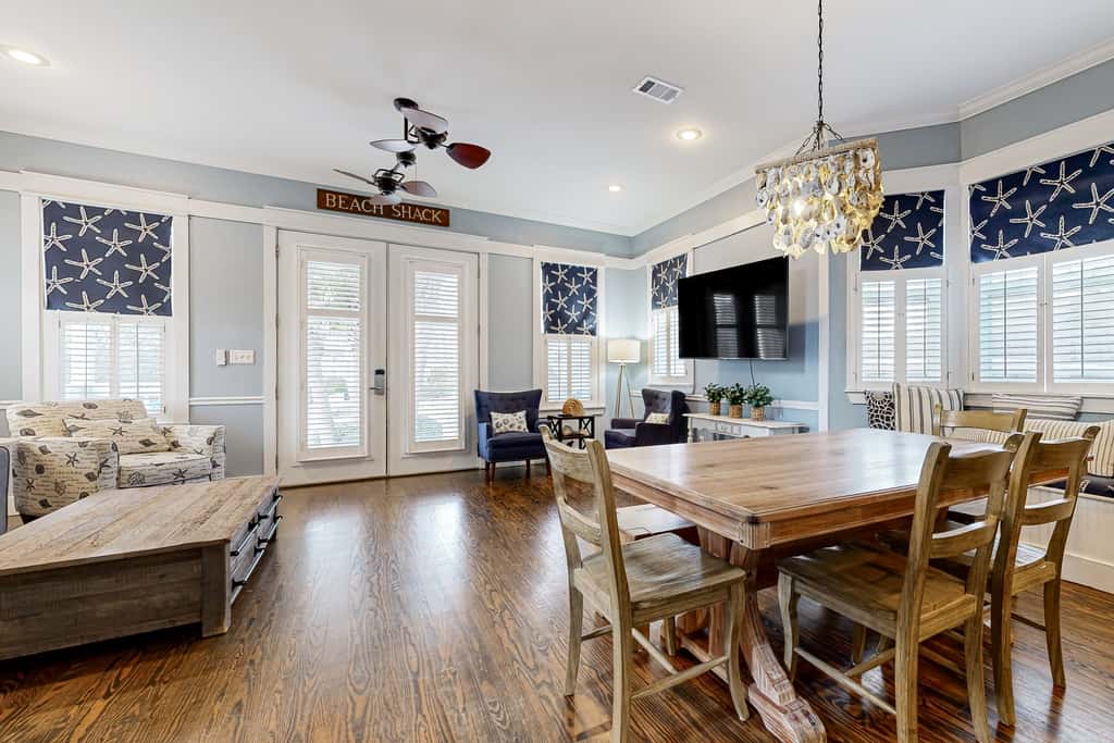 Spacious Home with Private Pool, dog-friendly, 2 Blocks to Beach