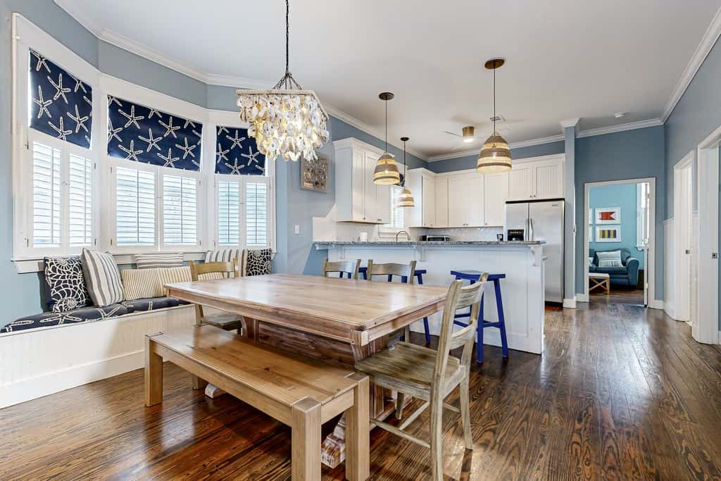 Spacious Home with Private Pool, dog-friendly, 2 Blocks to Beach