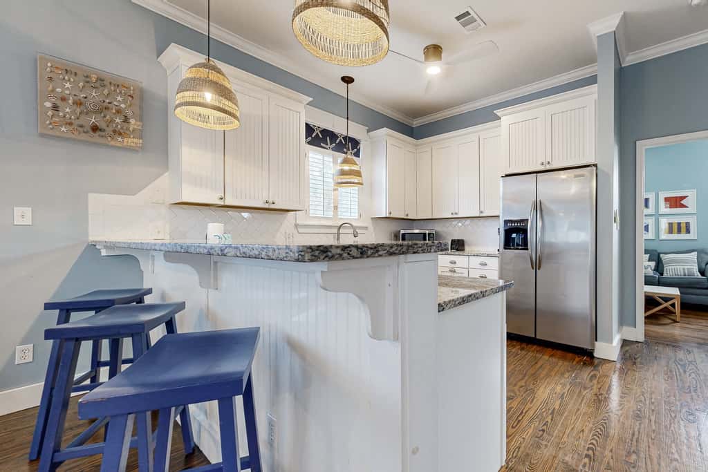 Spacious Home with Private Pool, dog-friendly, 2 Blocks to Beach