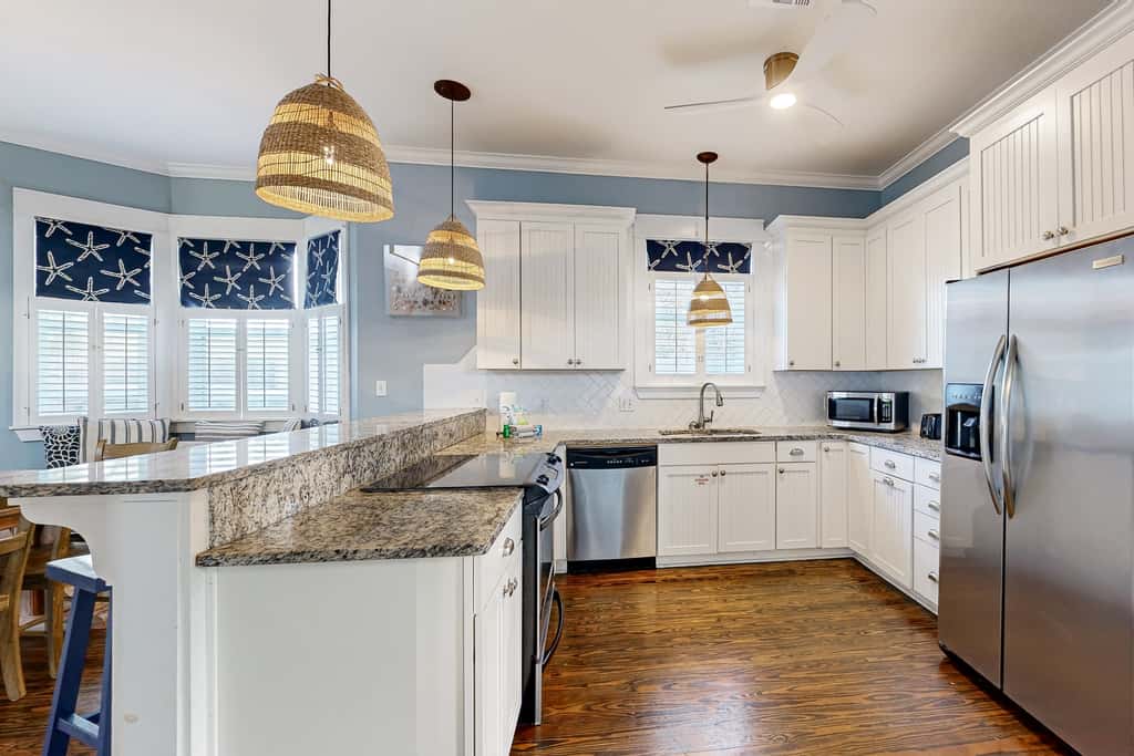 Spacious Home with Private Pool, dog-friendly, 2 Blocks to Beach