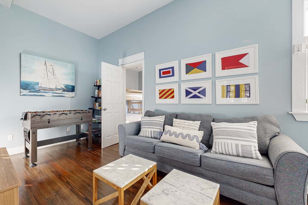 Spacious Home with Private Pool, dog-friendly, 2 Blocks to Beach