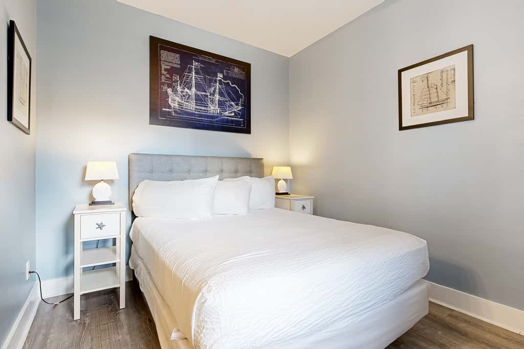 Spacious Home with Private Pool, dog-friendly, 2 Blocks to Beach