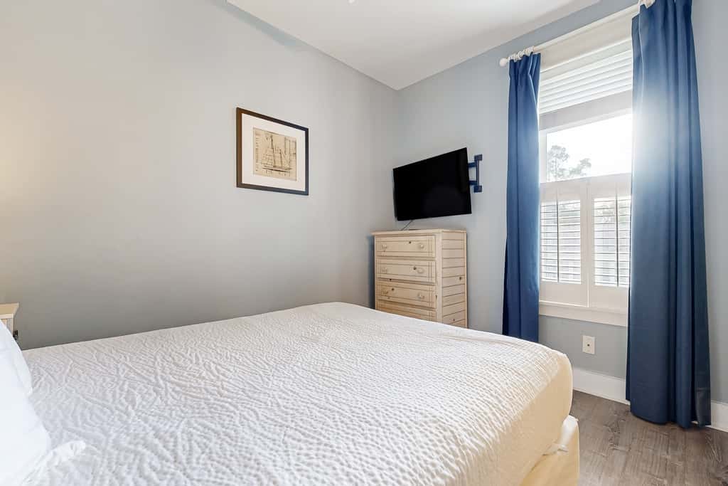Spacious Home with Private Pool, dog-friendly, 2 Blocks to Beach