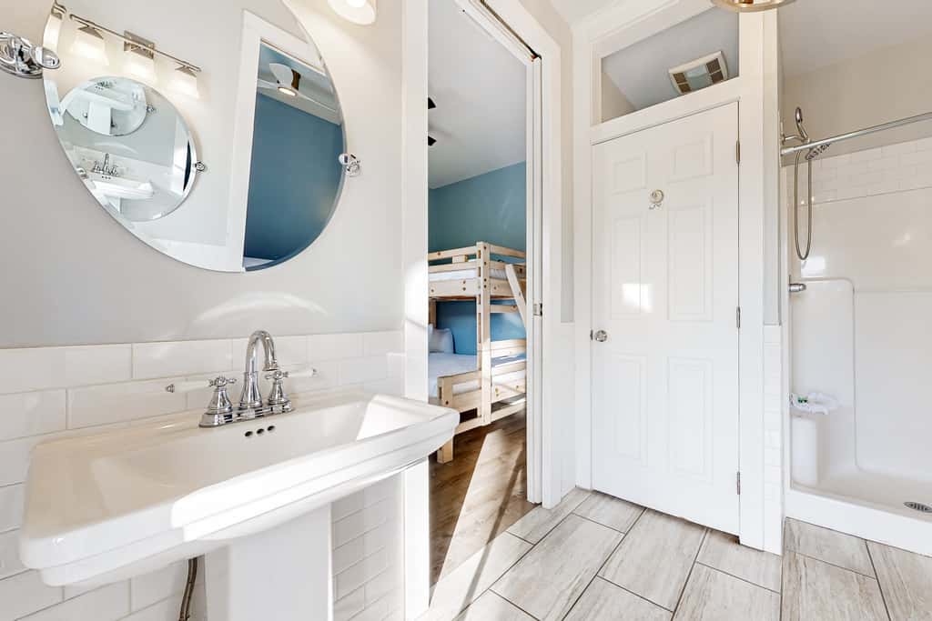 Spacious Home with Private Pool, dog-friendly, 2 Blocks to Beach