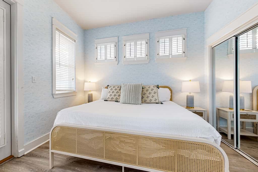 Spacious Home with Private Pool, dog-friendly, 2 Blocks to Beach
