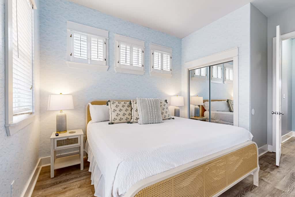 Spacious Home with Private Pool, dog-friendly, 2 Blocks to Beach