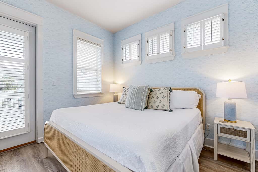 Spacious Home with Private Pool, dog-friendly, 2 Blocks to Beach