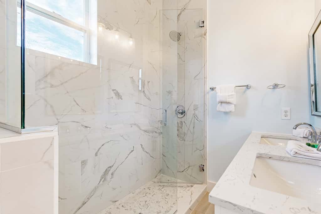 Spacious Home with Private Pool, dog-friendly, 2 Blocks to Beach