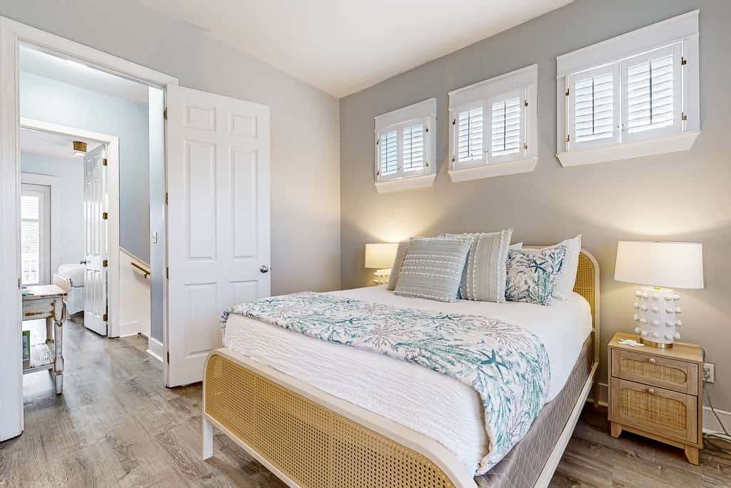 Spacious Home with Private Pool, dog-friendly, 2 Blocks to Beach