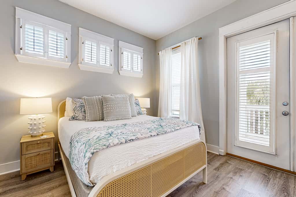 Spacious Home with Private Pool, dog-friendly, 2 Blocks to Beach