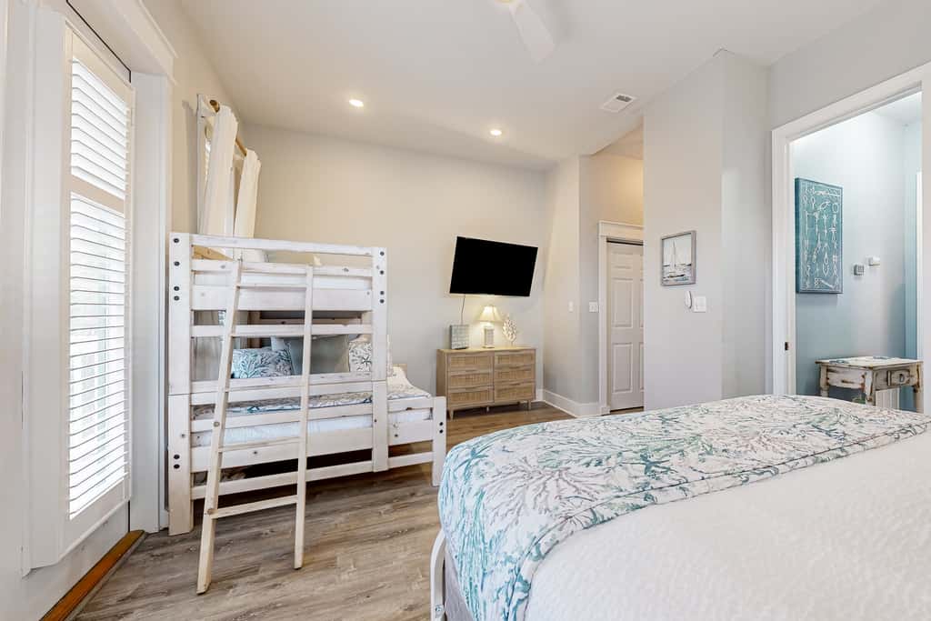 Spacious Home with Private Pool, dog-friendly, 2 Blocks to Beach