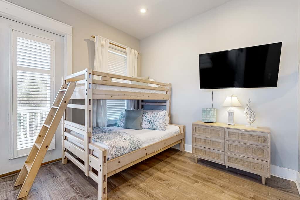 Spacious Home with Private Pool, dog-friendly, 2 Blocks to Beach