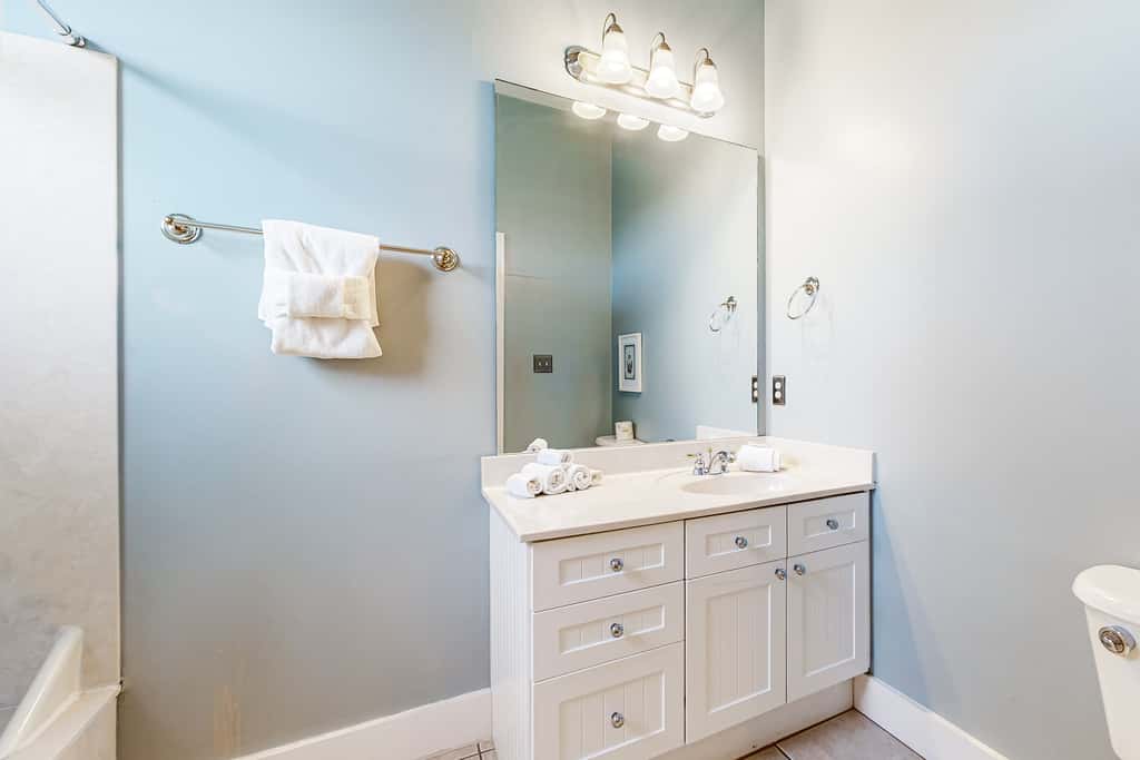 Spacious Home with Private Pool, dog-friendly, 2 Blocks to Beach