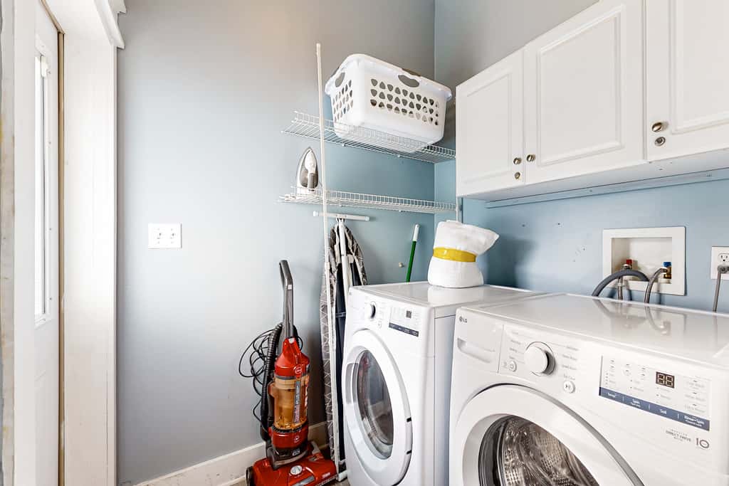 Spacious Home with Private Pool, dog-friendly, 2 Blocks to Beach