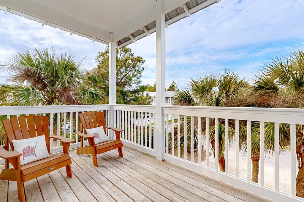 Spacious Home with Private Pool, dog-friendly, 2 Blocks to Beach