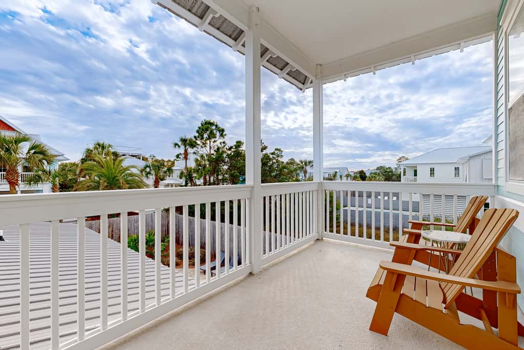 Spacious Home with Private Pool, dog-friendly, 2 Blocks to Beach