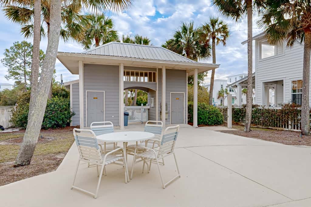 Spacious Home with Private Pool, dog-friendly, 2 Blocks to Beach