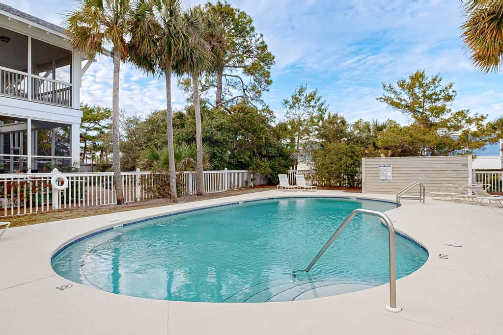 Spacious Home with Private Pool, dog-friendly, 2 Blocks to Beach