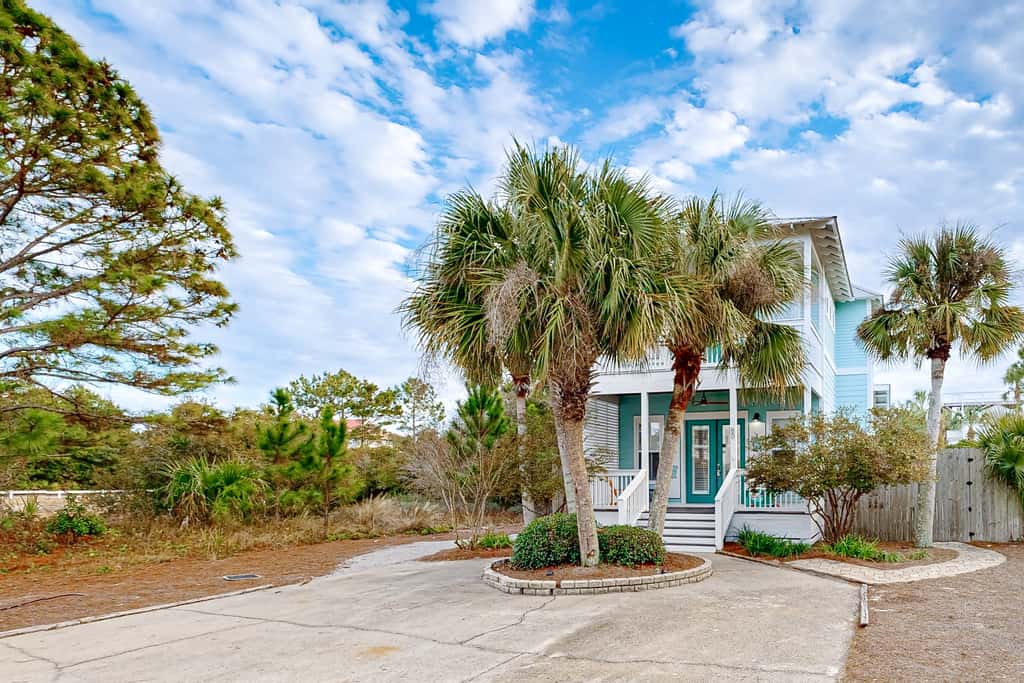 Spacious Home with Private Pool, dog-friendly, 2 Blocks to Beach