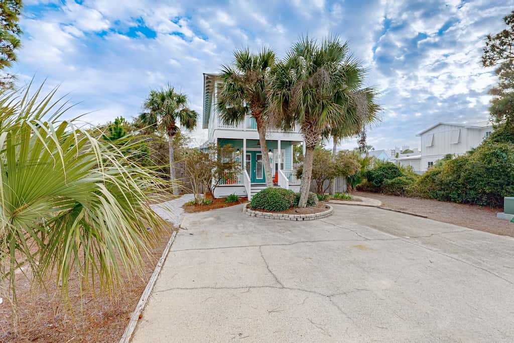 Spacious Home with Private Pool, dog-friendly, 2 Blocks to Beach