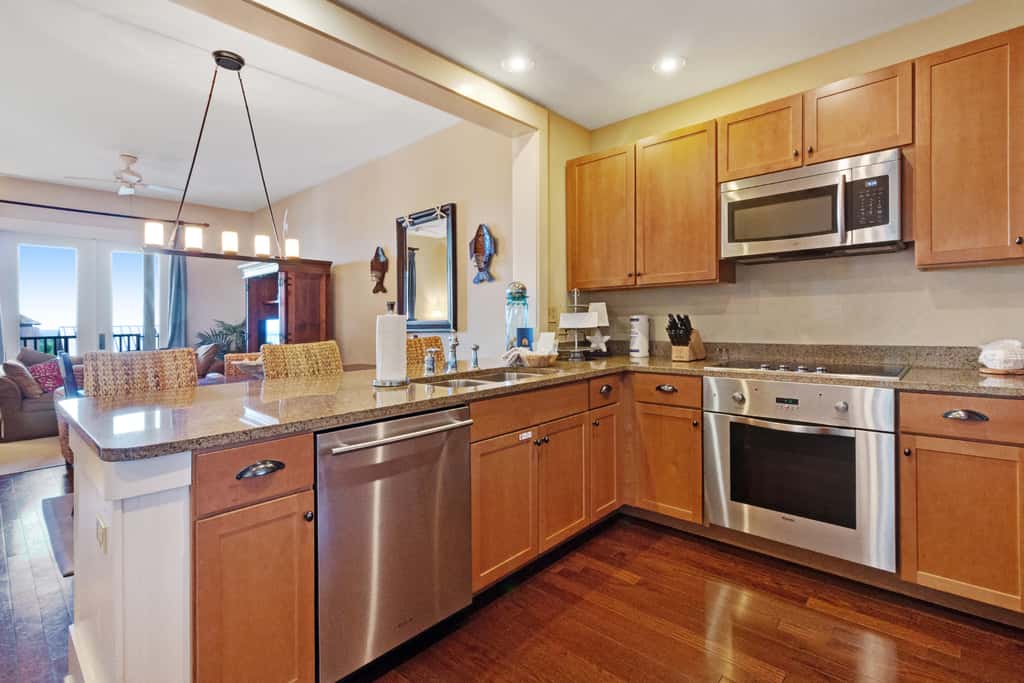 Stunning condo with washer/dryer, pool & convenient beach access