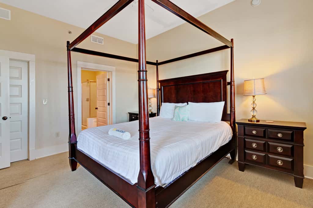 Stunning condo with washer/dryer, pool & convenient beach access