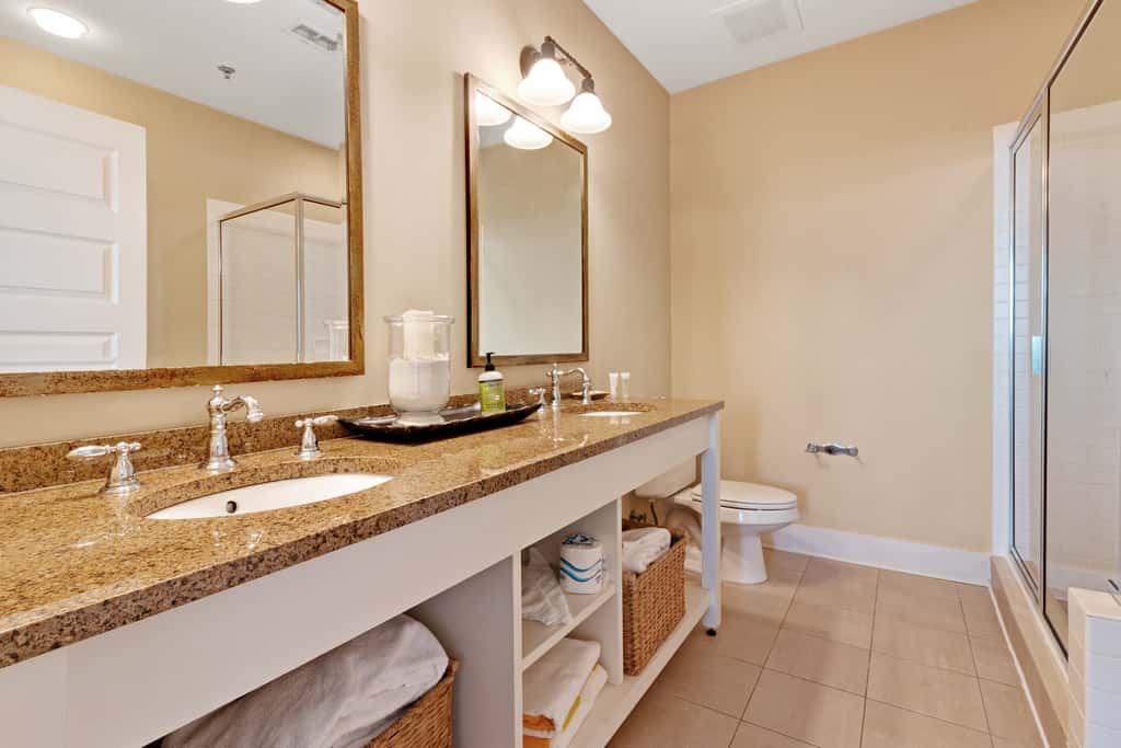Stunning condo with washer/dryer, pool & convenient beach access
