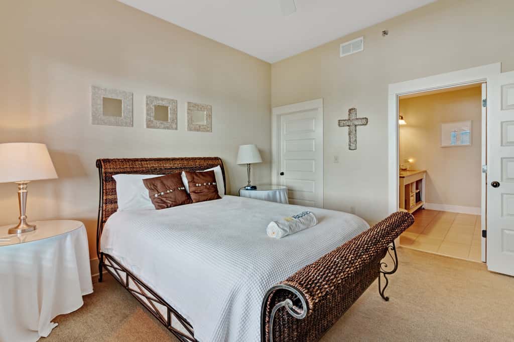 Stunning condo with washer/dryer, pool & convenient beach access