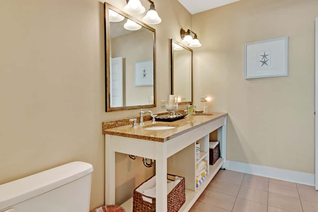 Stunning condo with washer/dryer, pool & convenient beach access