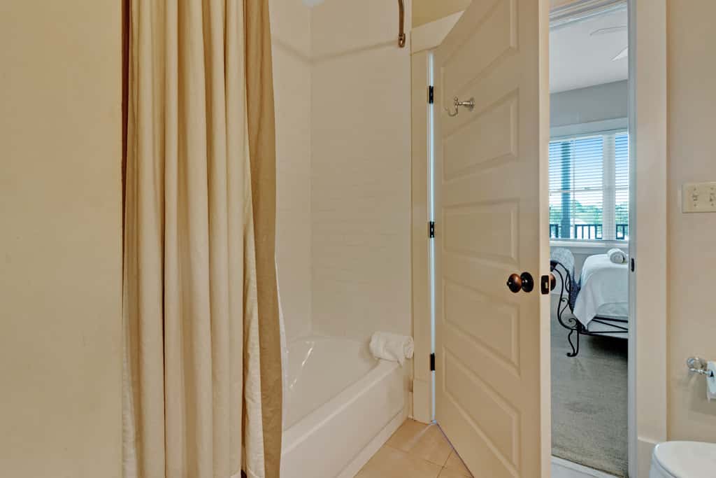 Stunning condo with washer/dryer, pool & convenient beach access