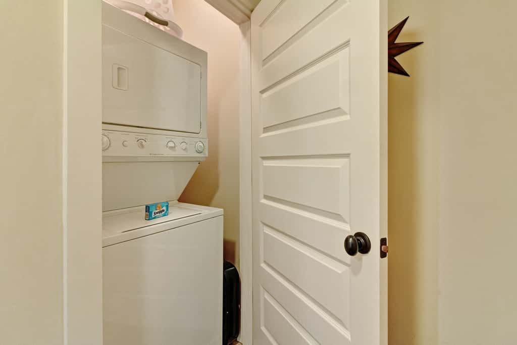 Stunning condo with washer/dryer, pool & convenient beach access