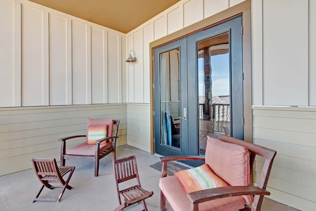 Stunning condo with washer/dryer, pool & convenient beach access