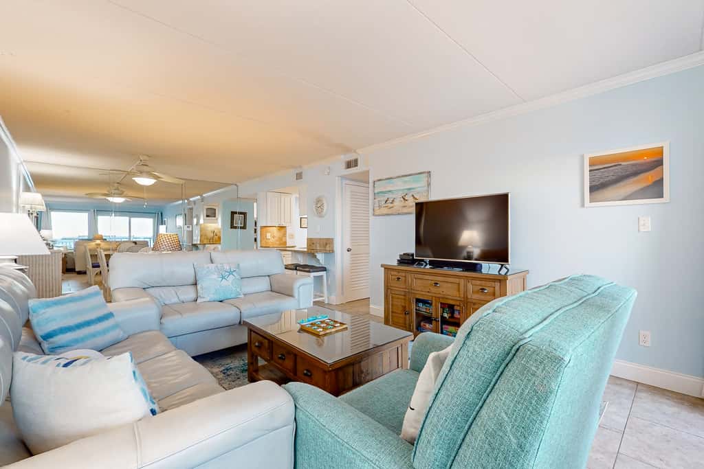 7th-floor, bright, open condo with Gulf-front views - close to everything
