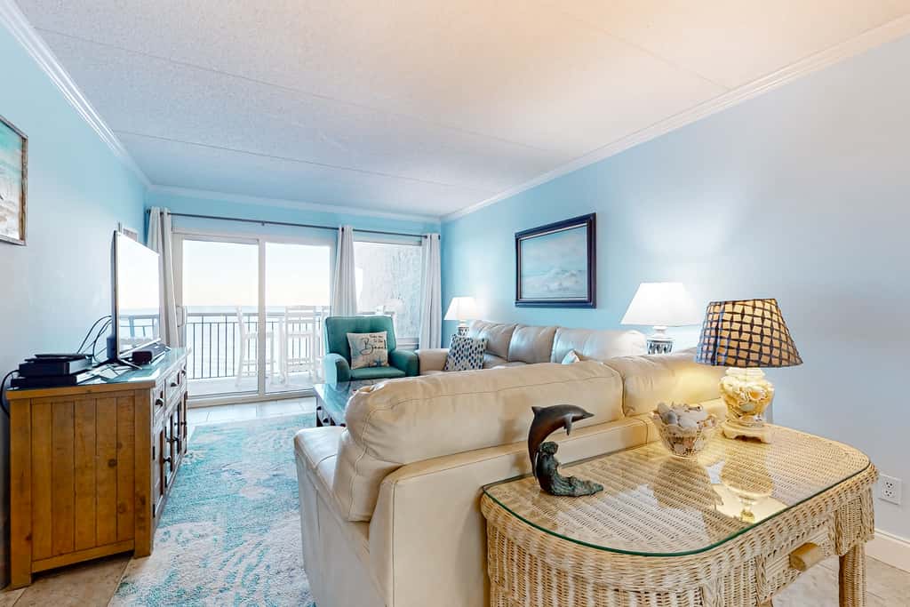 7th-floor, bright, open condo with Gulf-front views - close to everything
