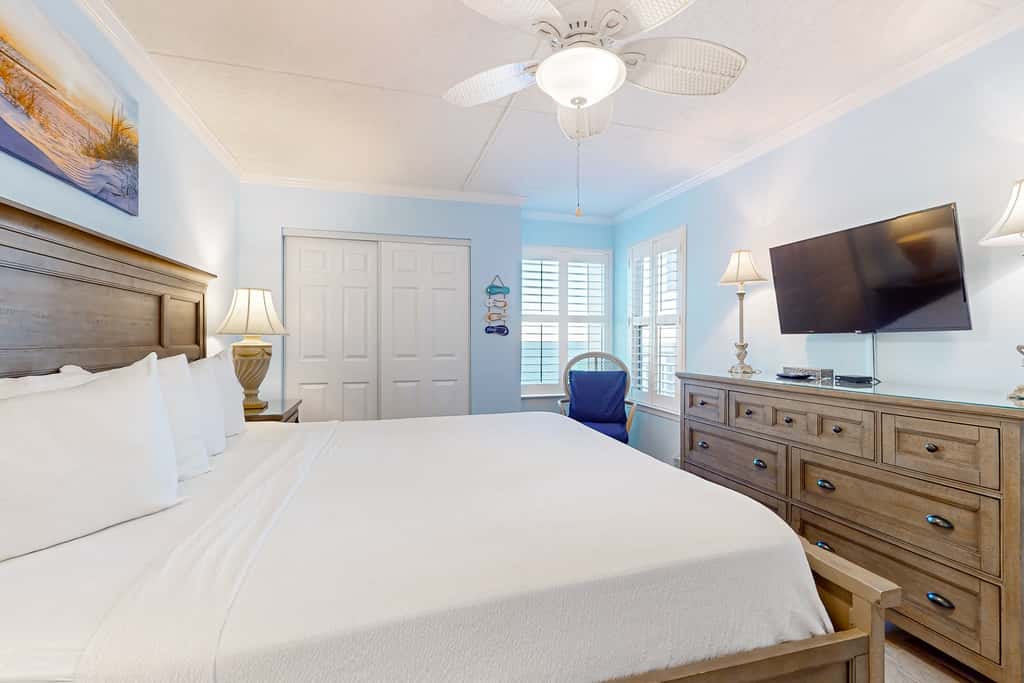 7th-floor, bright, open condo with Gulf-front views - close to everything