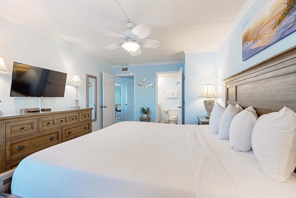 7th-floor, bright, open condo with Gulf-front views - close to everything
