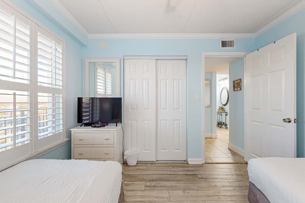 7th-floor, bright, open condo with Gulf-front views - close to everything