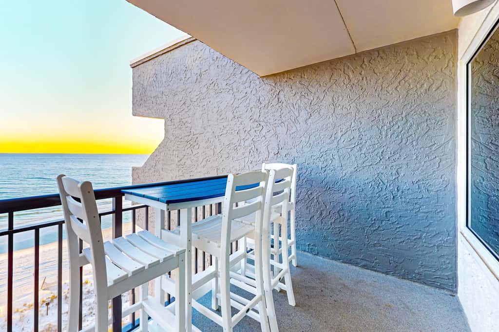7th-floor, bright, open condo with Gulf-front views - close to everything