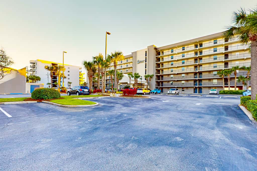 7th-floor, bright, open condo with Gulf-front views - close to everything