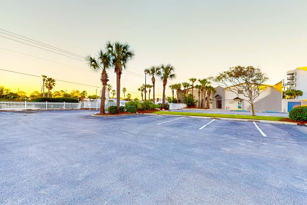 7th-floor, bright, open condo with Gulf-front views - close to everything