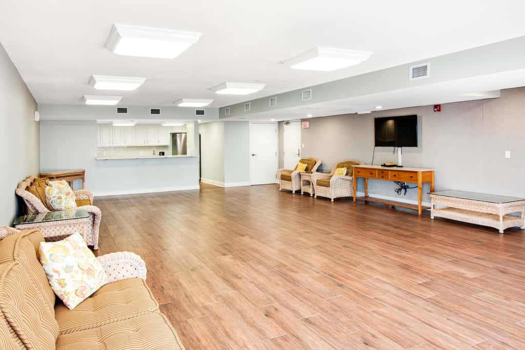 7th-floor, bright, open condo with Gulf-front views - close to everything