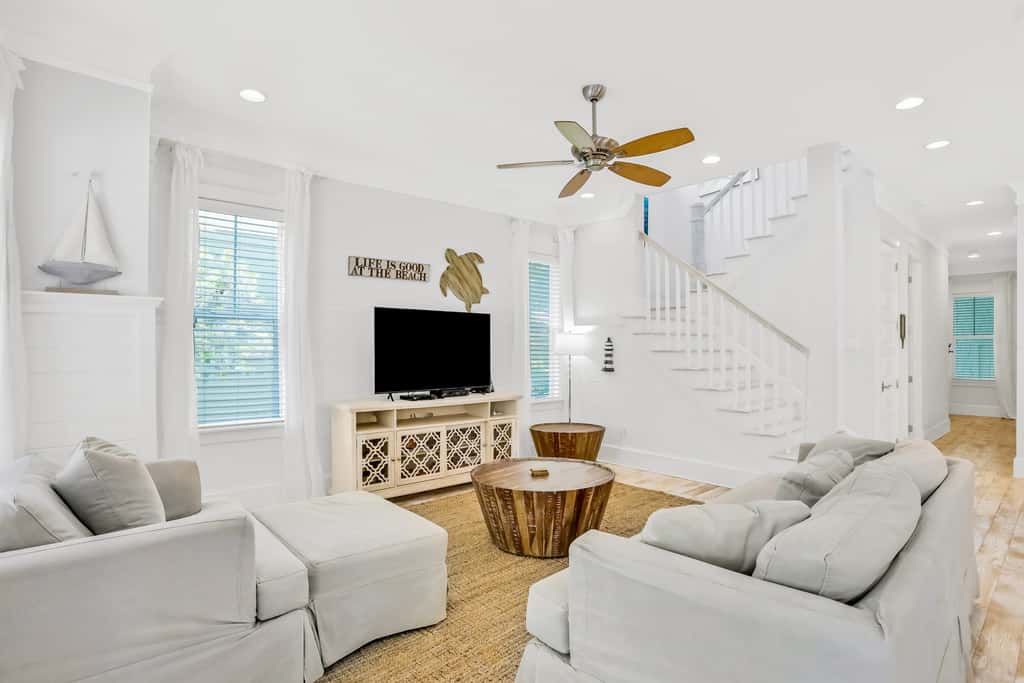Relaxing getaway outdoor pool access, gym, bikes, central AC, & W&D