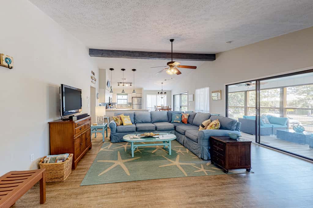 Dog-Friendly Home with Shared Pool, High-Speed WiFi, Washer&Dryer, & Central AC